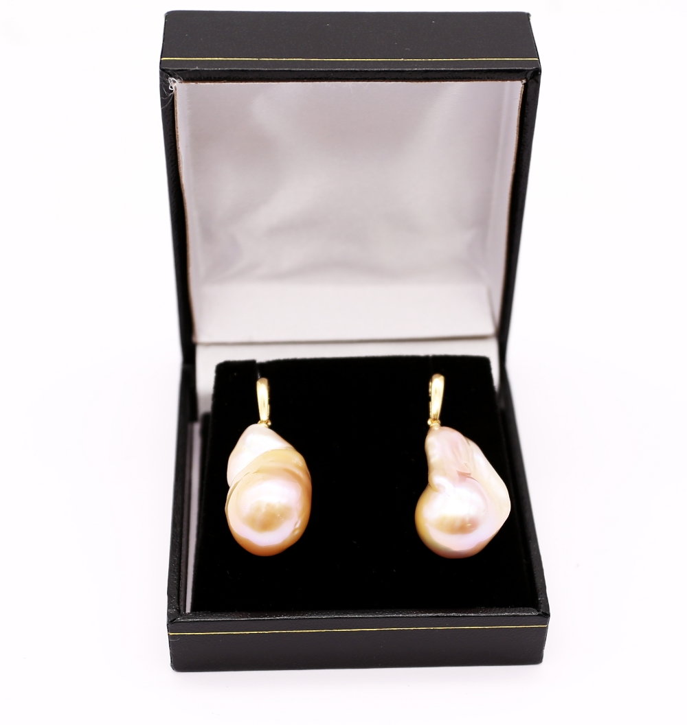 A pair of baroque pearl and 18ct yellow gold drop earrings, length approx 35mm, post and scroll - Bild 4 aus 4