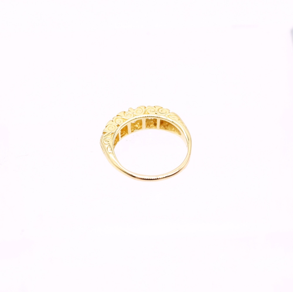 A vintage style diamond and 18ct yellow gold ring, comprising a row of five graduated round - Image 3 of 7