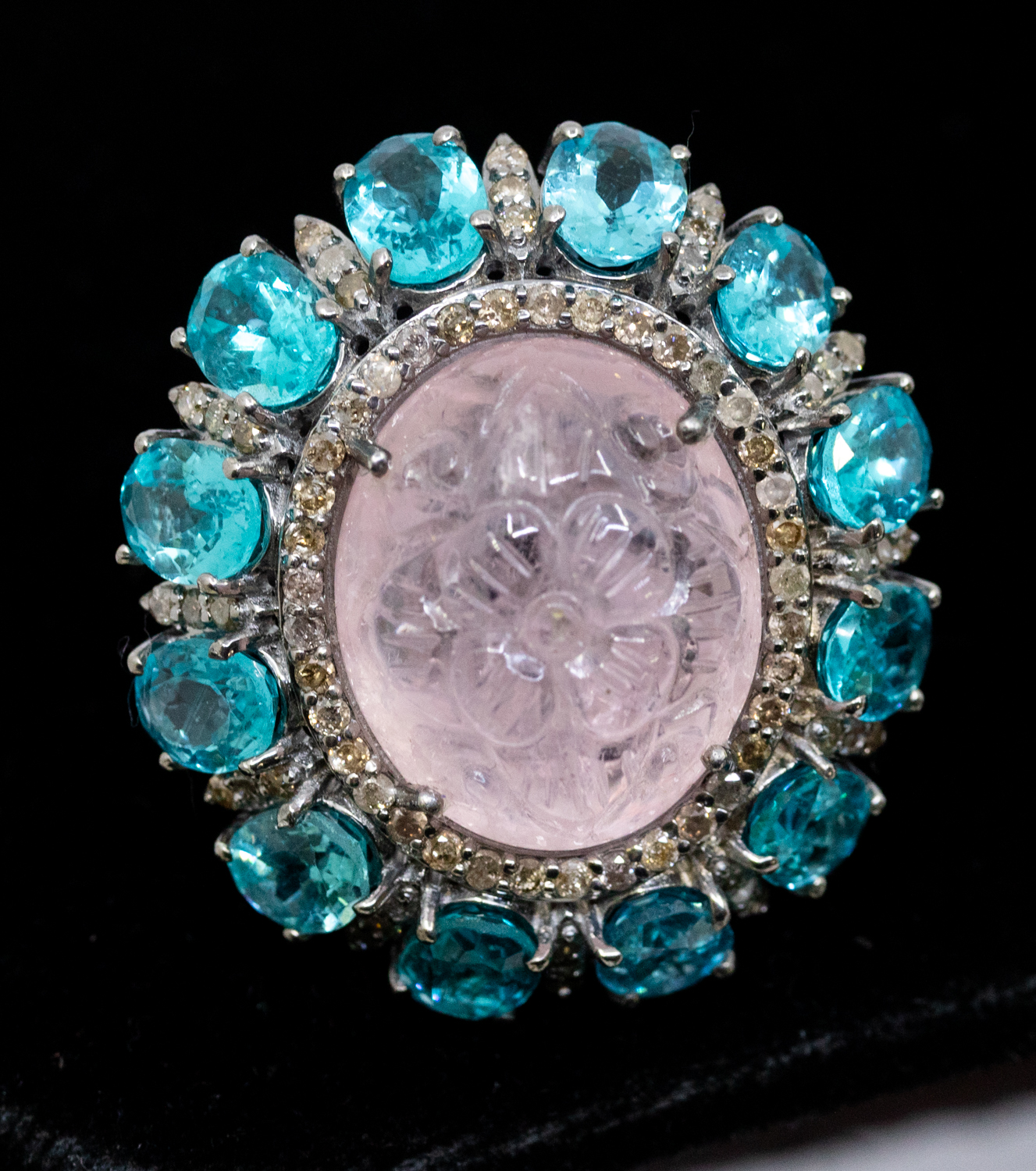 A large morganite and apatite diamond set silver dress ring, comprising an oval cabochon morganite - Bild 4 aus 5