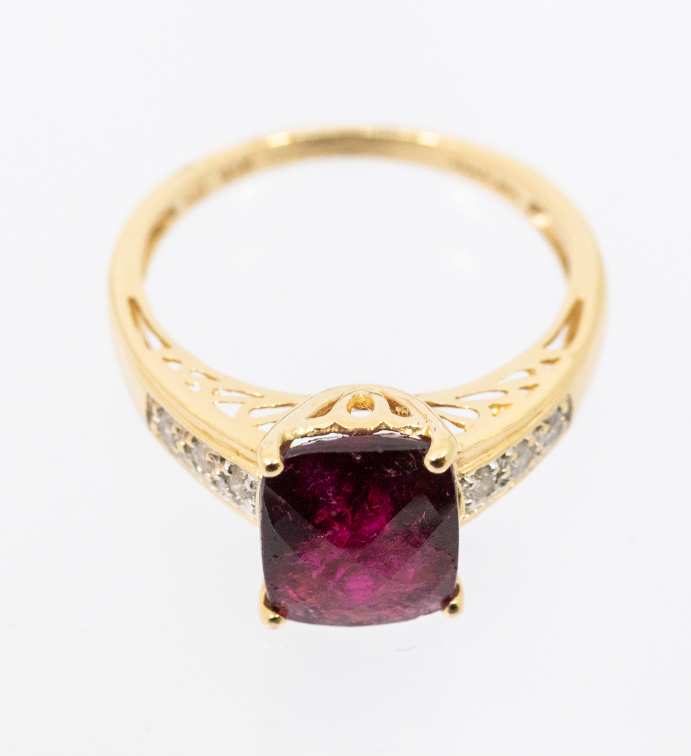A tourmaline and diamond set 14ct yellow gold dress ring, claw set with a rectangular cushion cut - Image 5 of 5