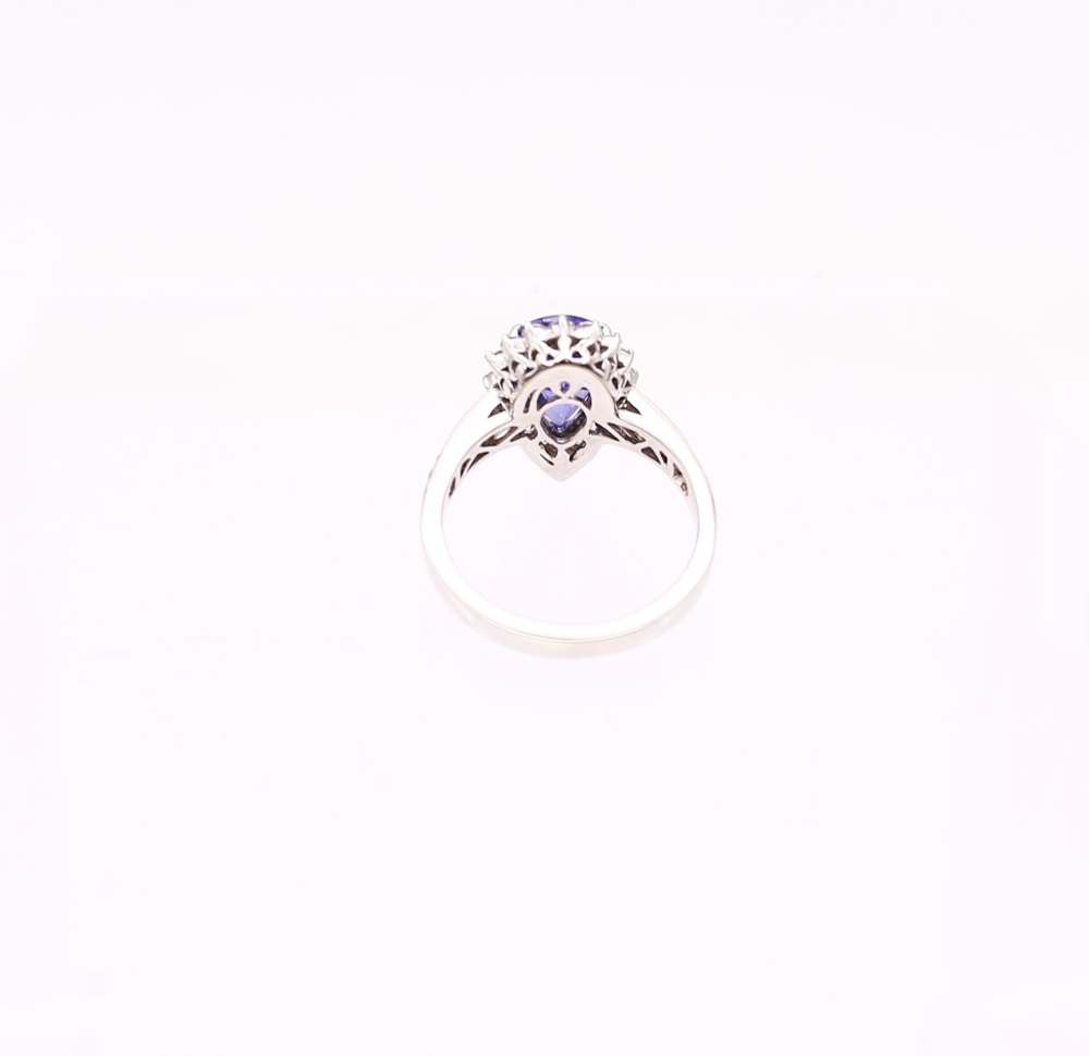 A tanzanite and diamond 8ct white gold ring, comprising a mixed pear-cut tanzanite, weighing - Bild 4 aus 6