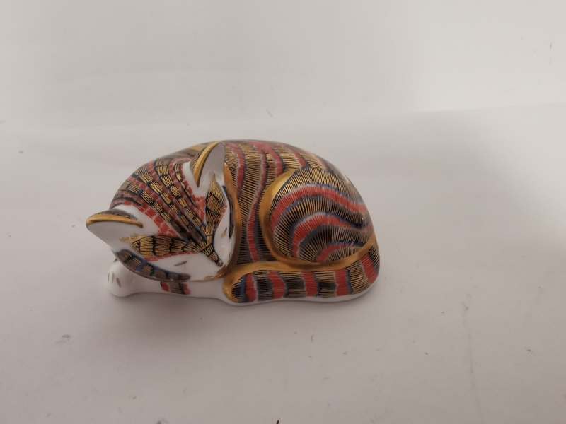 A Royal Crown Derby bone china sleeping cat gold stopper paperweight. (1)