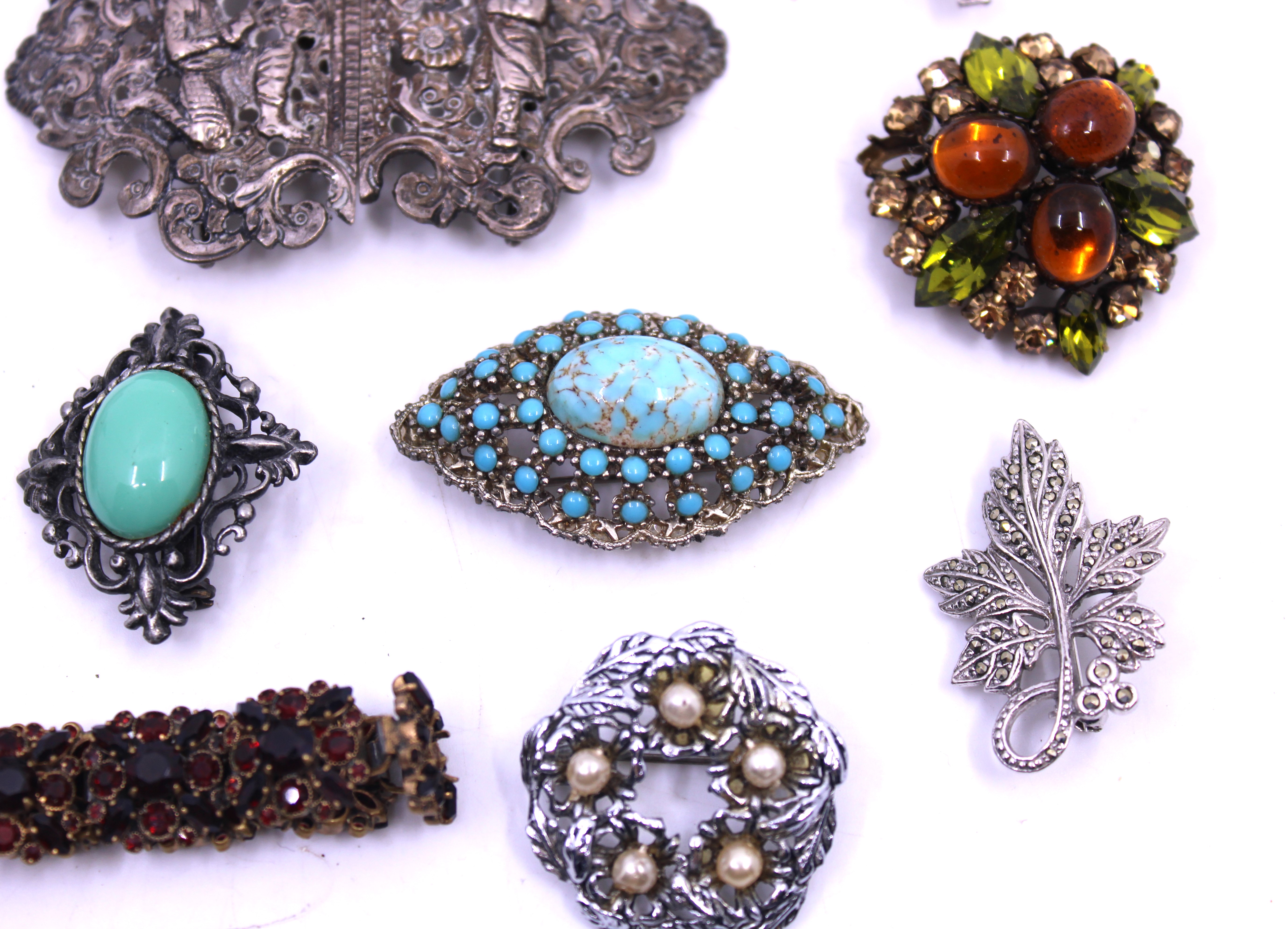 A selection of Costume Jewellery. To include an Unmarked White Metal Indian Design Nurses Belt - Image 4 of 5