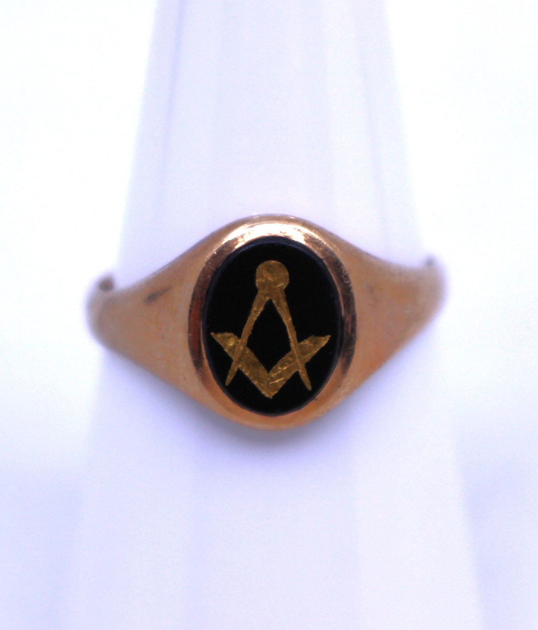 9ct Gold Masonic Black Hardstone Ring. The ring is hallmarked "9" and "375" for 9ct Gold. The ring