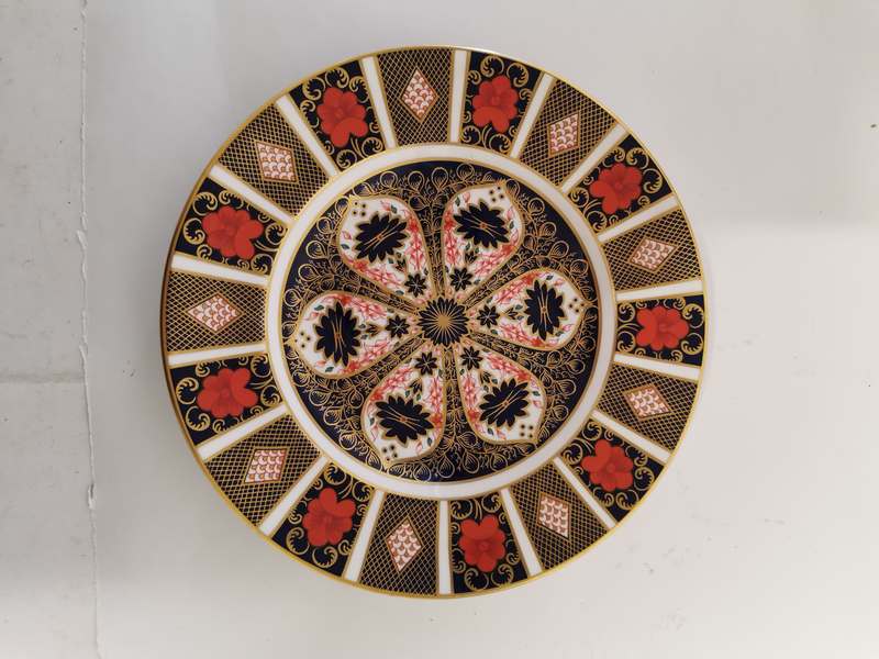 A Royal Crown Derby Old Imari 1128 pattern 10.5'' dinner plate. (1)