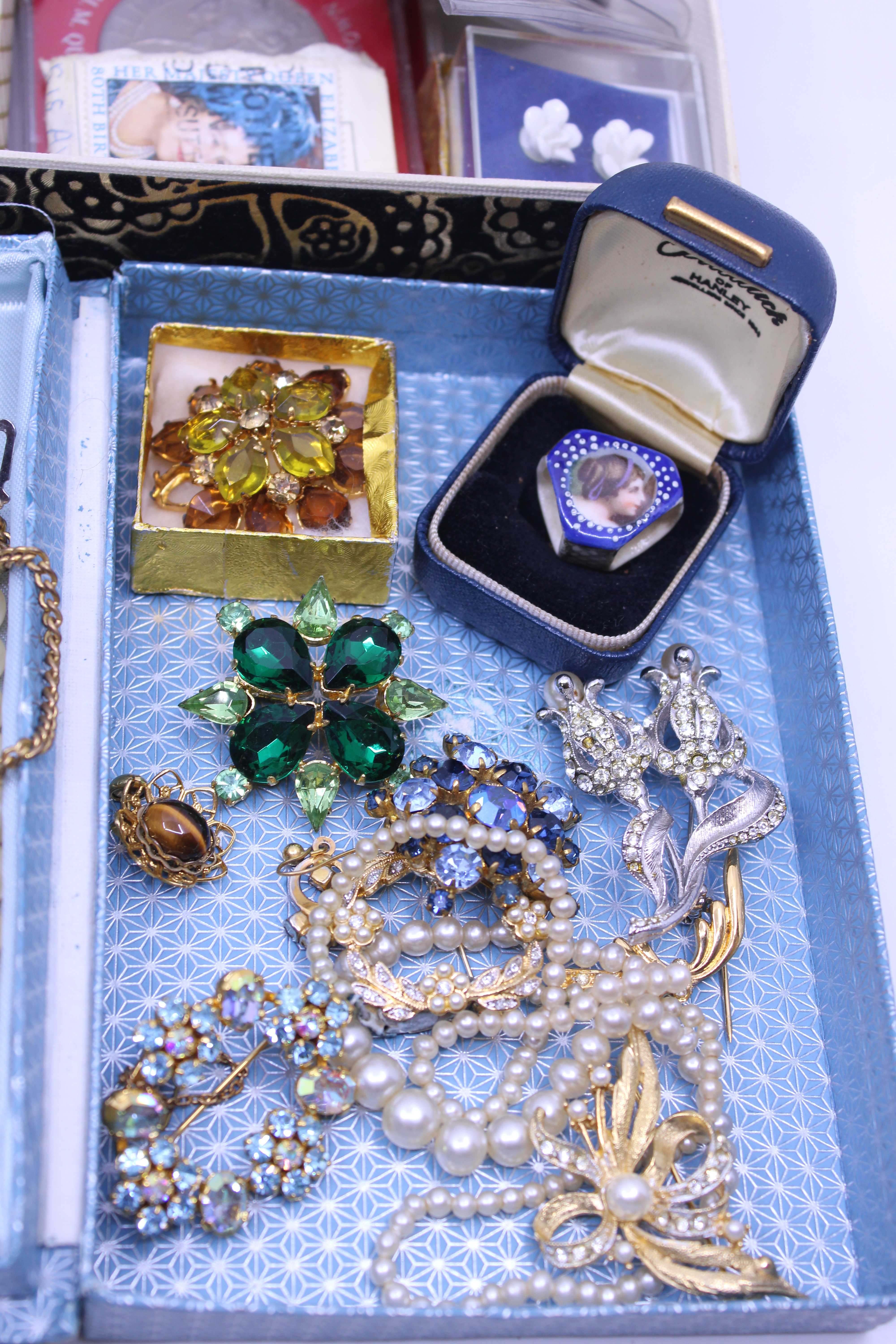 Large Selection of Costume Jewellery, Quartz Watches and Coins.  The Costume Jewellery is to include - Image 2 of 5
