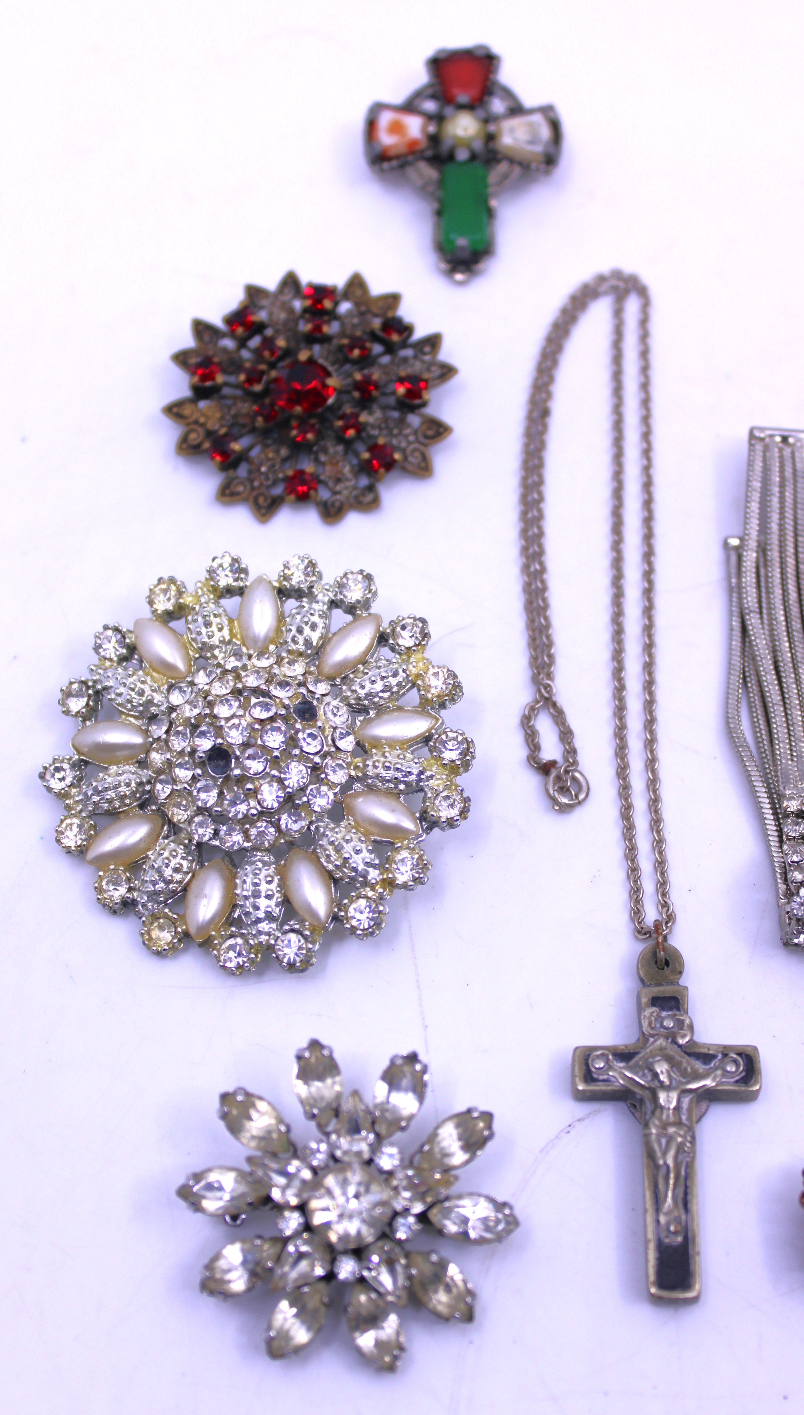 A selection of Costume Jewellery. To include an Unmarked White Metal Indian Design Nurses Belt - Image 5 of 5