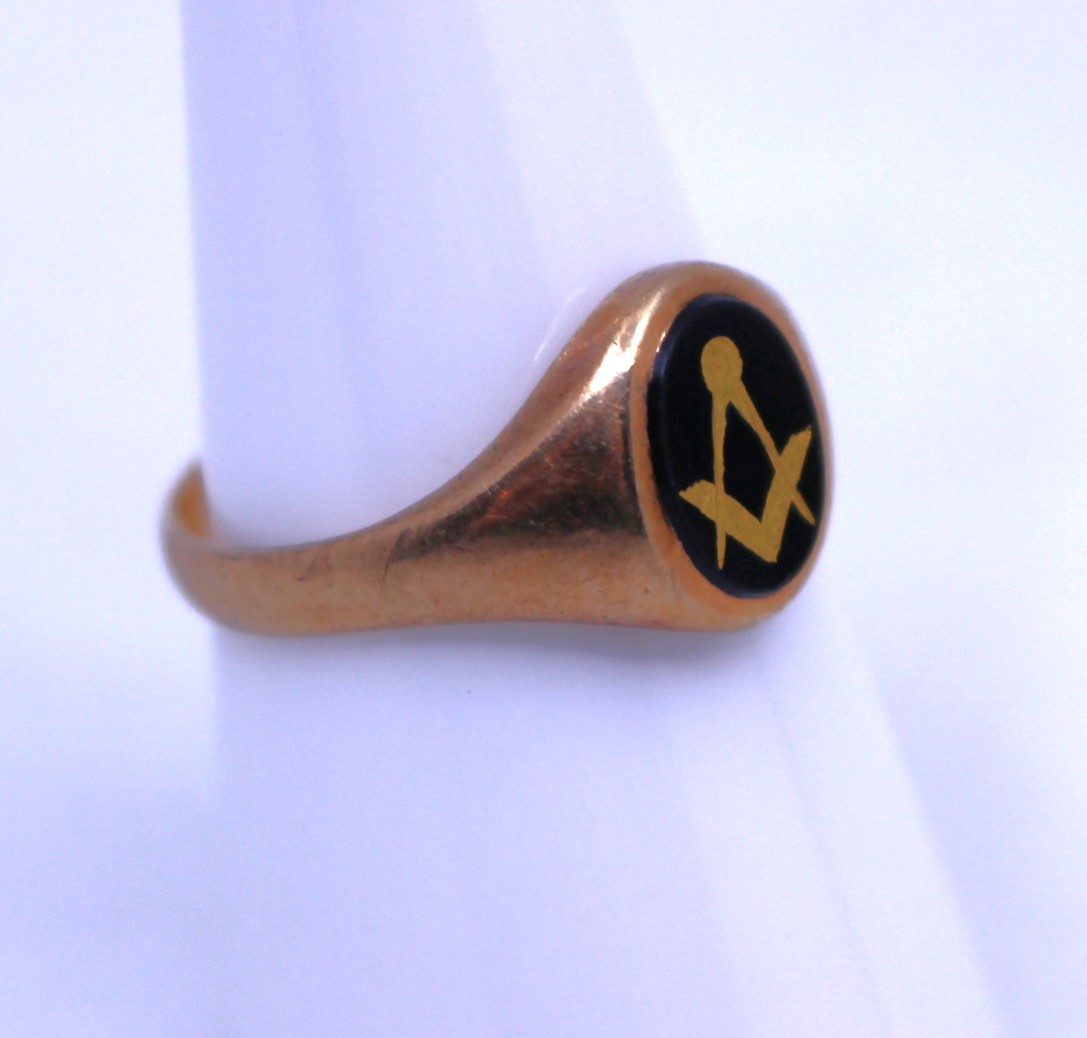 9ct Gold Masonic Black Hardstone Ring. The ring is hallmarked "9" and "375" for 9ct Gold. The ring - Image 2 of 3