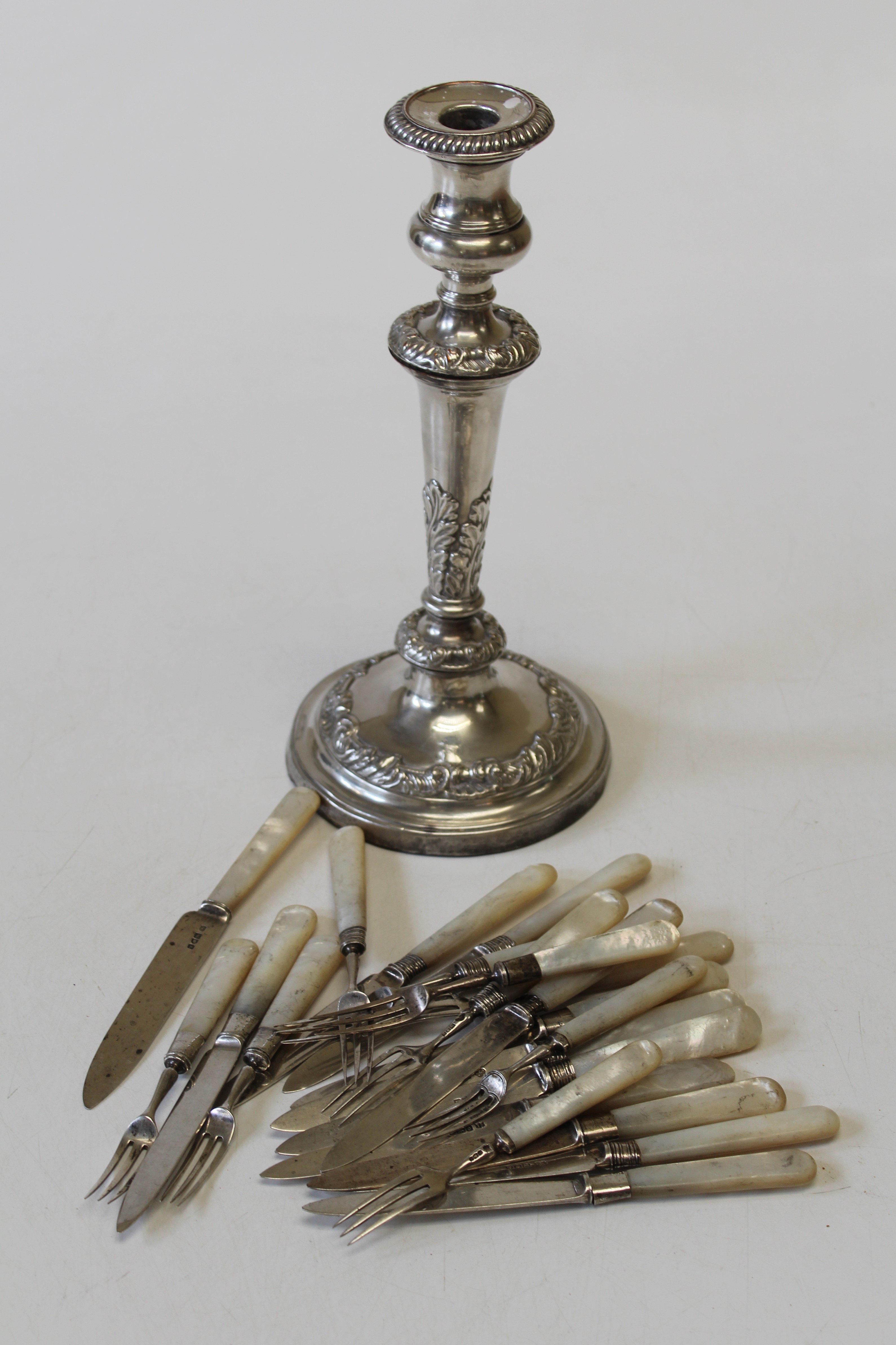 Goldsmiths and Silversmiths Company Ltd, six George V silver and mother of pearl fruit knives and