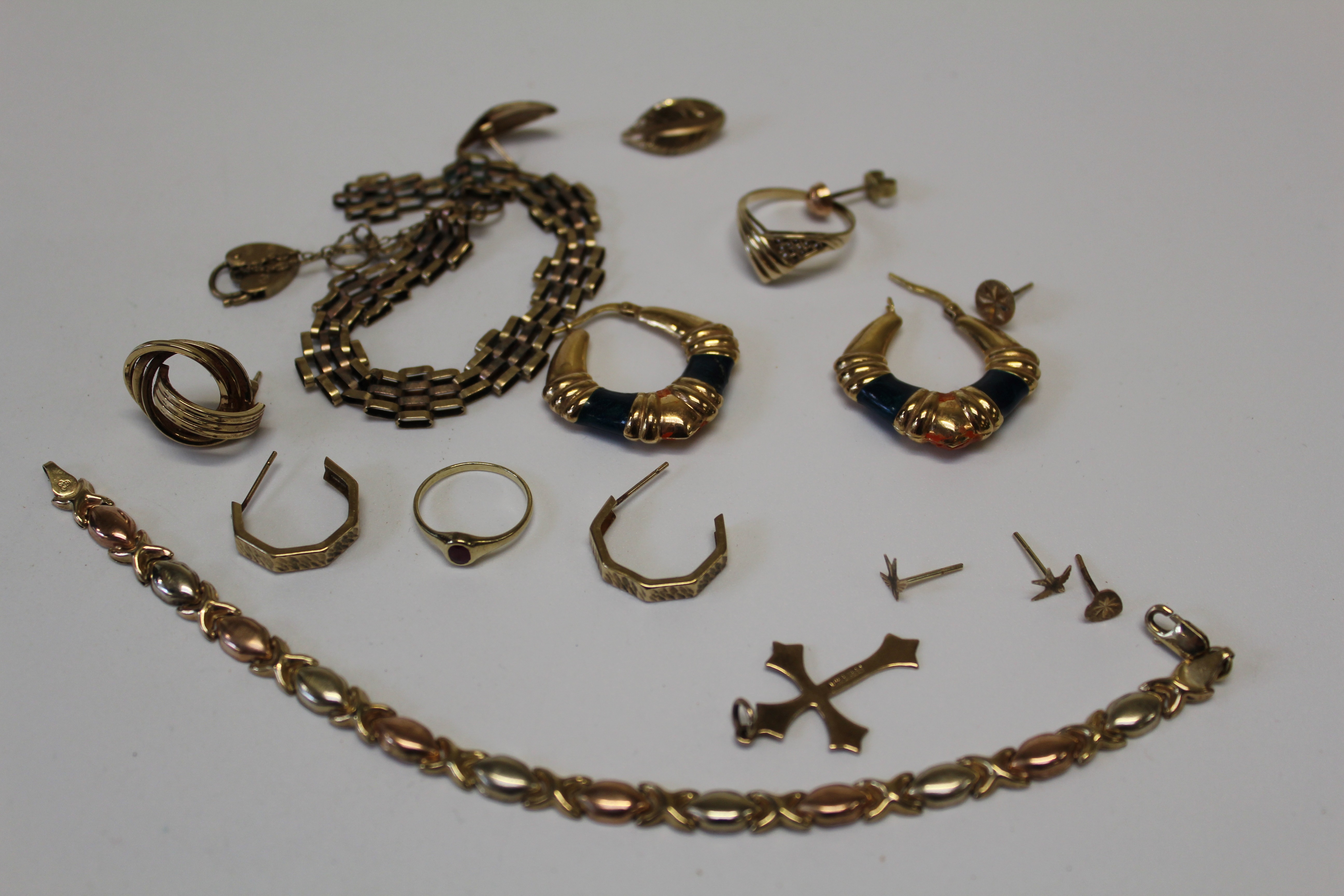 A collection of 9ct gold and 375 jewellery to include two pendants, earrings and pendants, 20.31