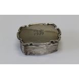 An Edward VII sterling silver snuff box. With pie crust edged lid and engraved initials "JB". Marked