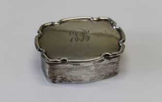 An Edward VII sterling silver snuff box. With pie crust edged lid and engraved initials "JB". Marked
