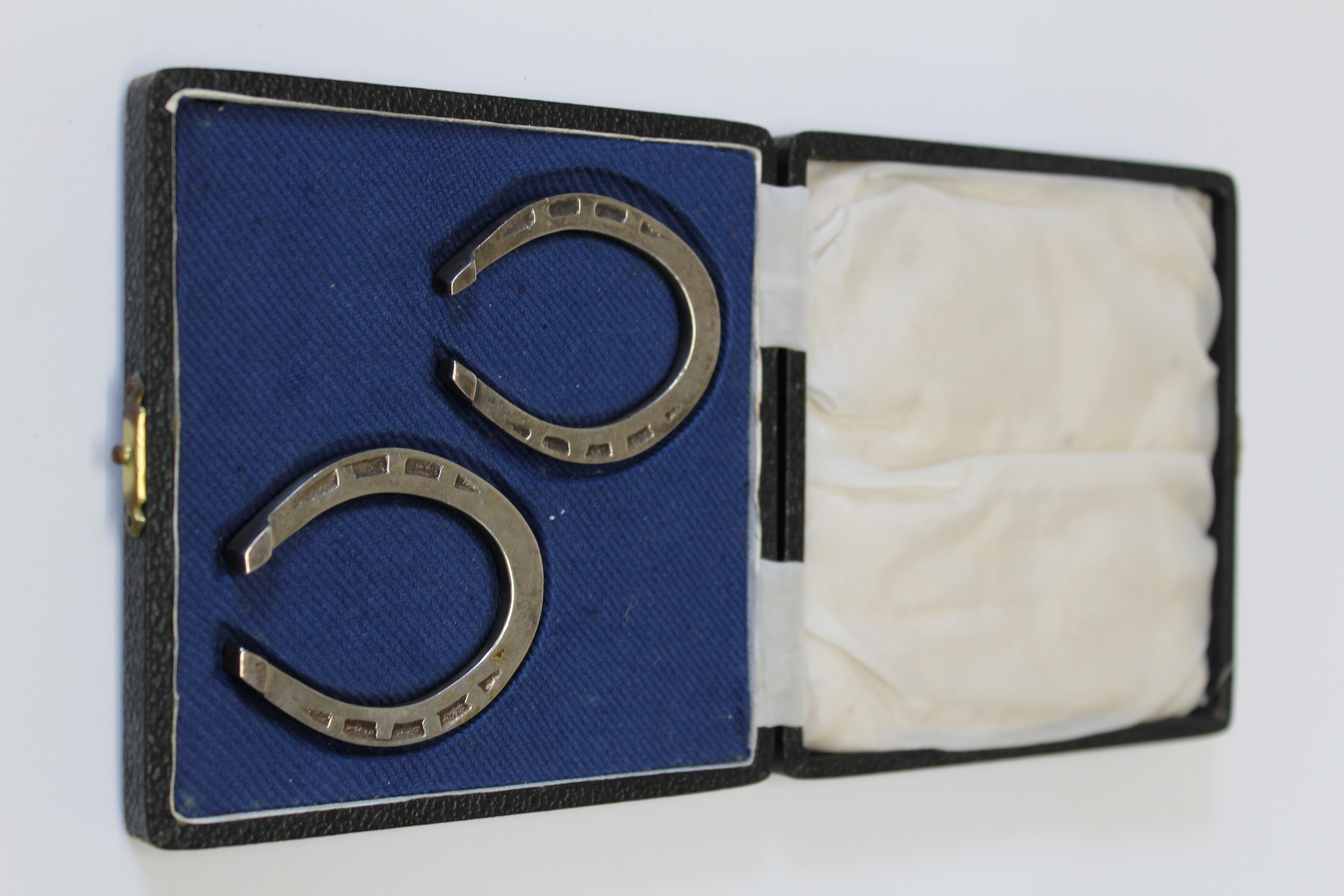 H Hunt, a cased pair of miniature silver horse shoes. Sheffield 1945, 6 x 5cm