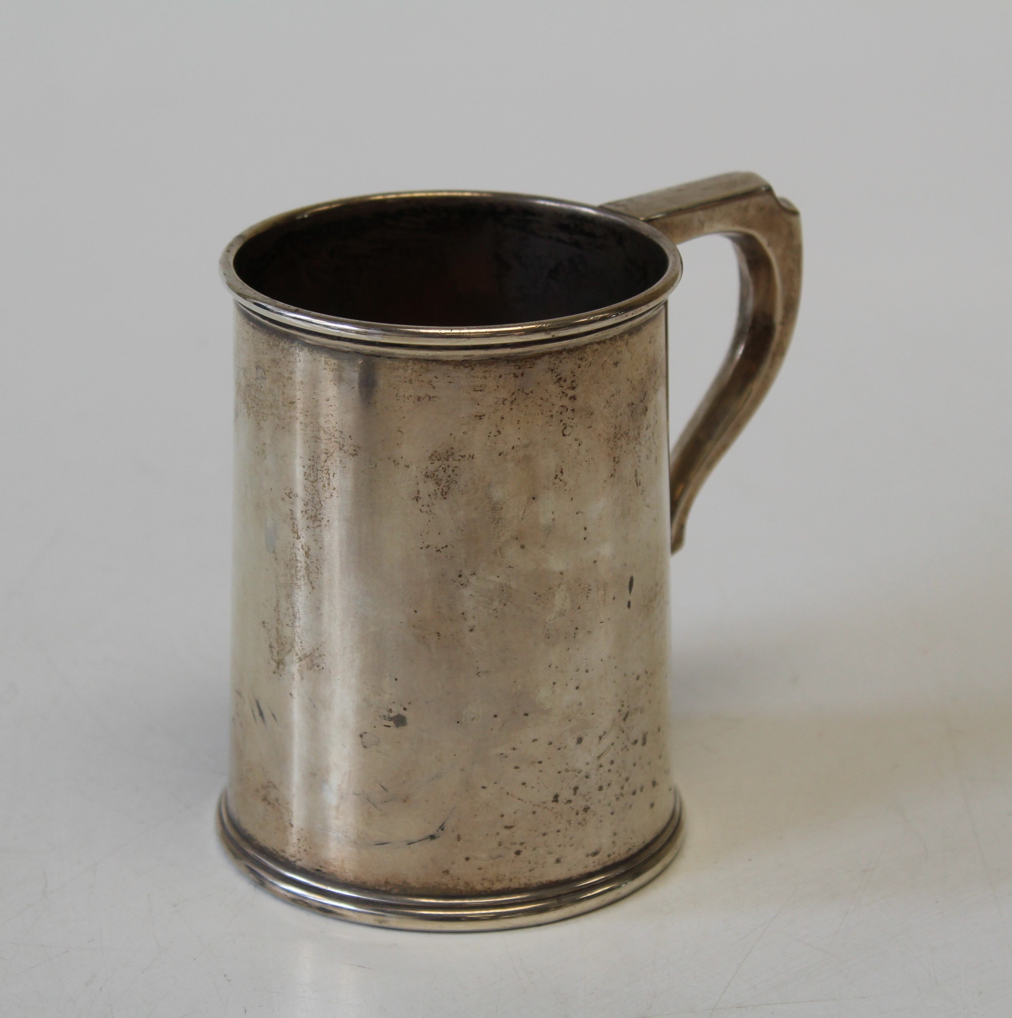 Edward Barnard and Sons Ltd, a George V silver tankard of cylindrical slightly tapering form, with