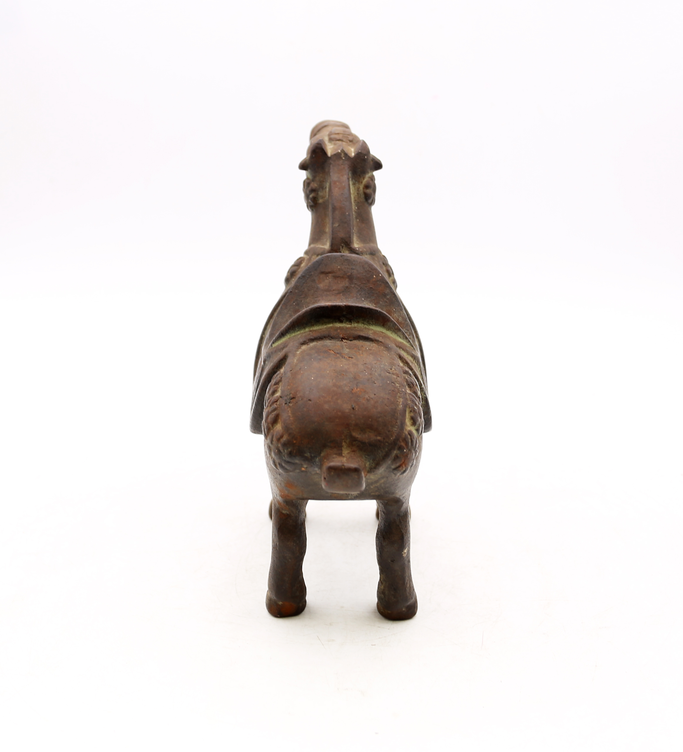 A 20th century Tang style cast metal horse figure. - Bild 4 aus 6