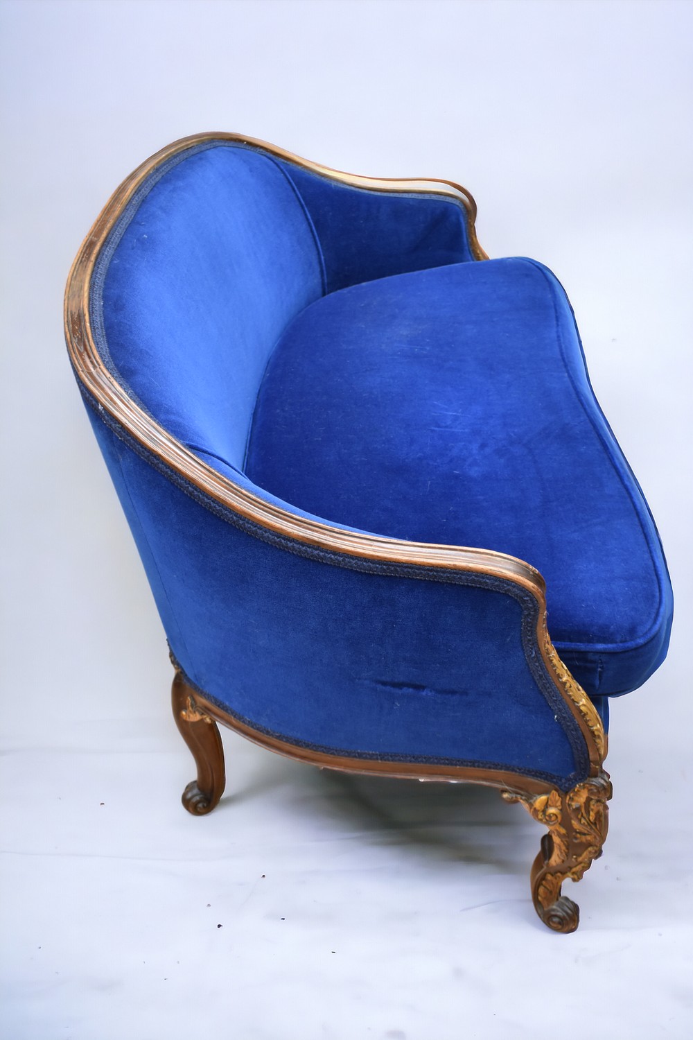 A mid 20th Century Louis XV sofa suite in mahogany and dark blue velvet covering with gilt detail, - Bild 2 aus 4