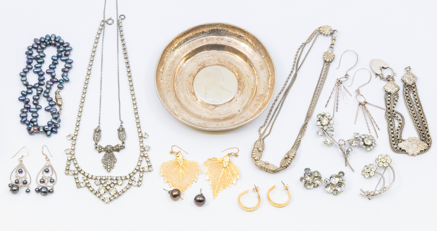 A collection of jewellery to include an Albertina style silver bracelet, along with a similar