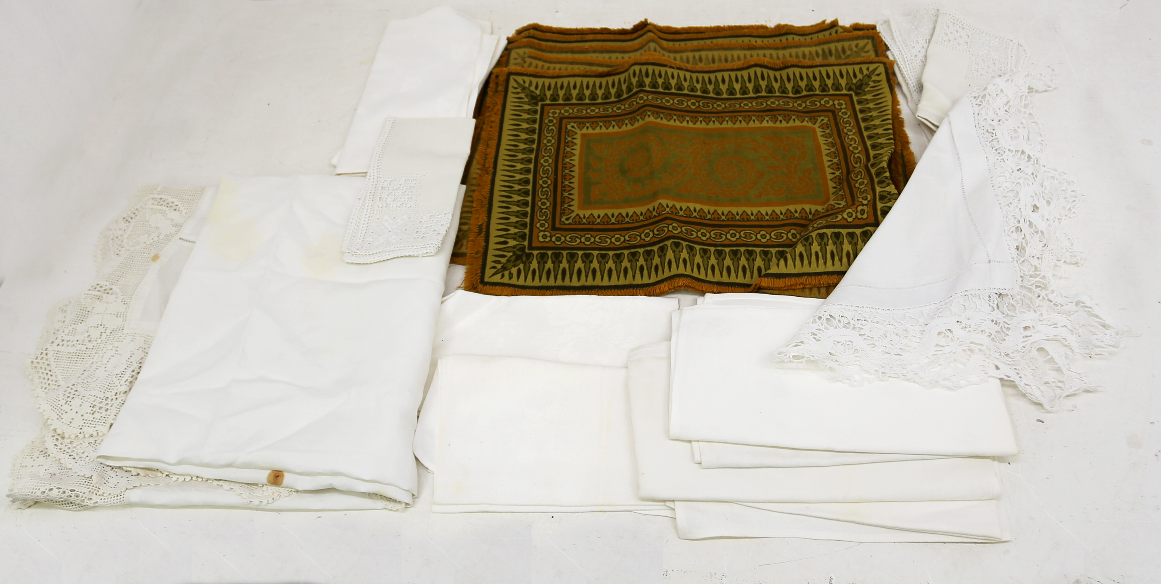 A set of white, brushed cotton bed linen with crocheted lace purchased in 1937 to include cover, - Bild 2 aus 3
