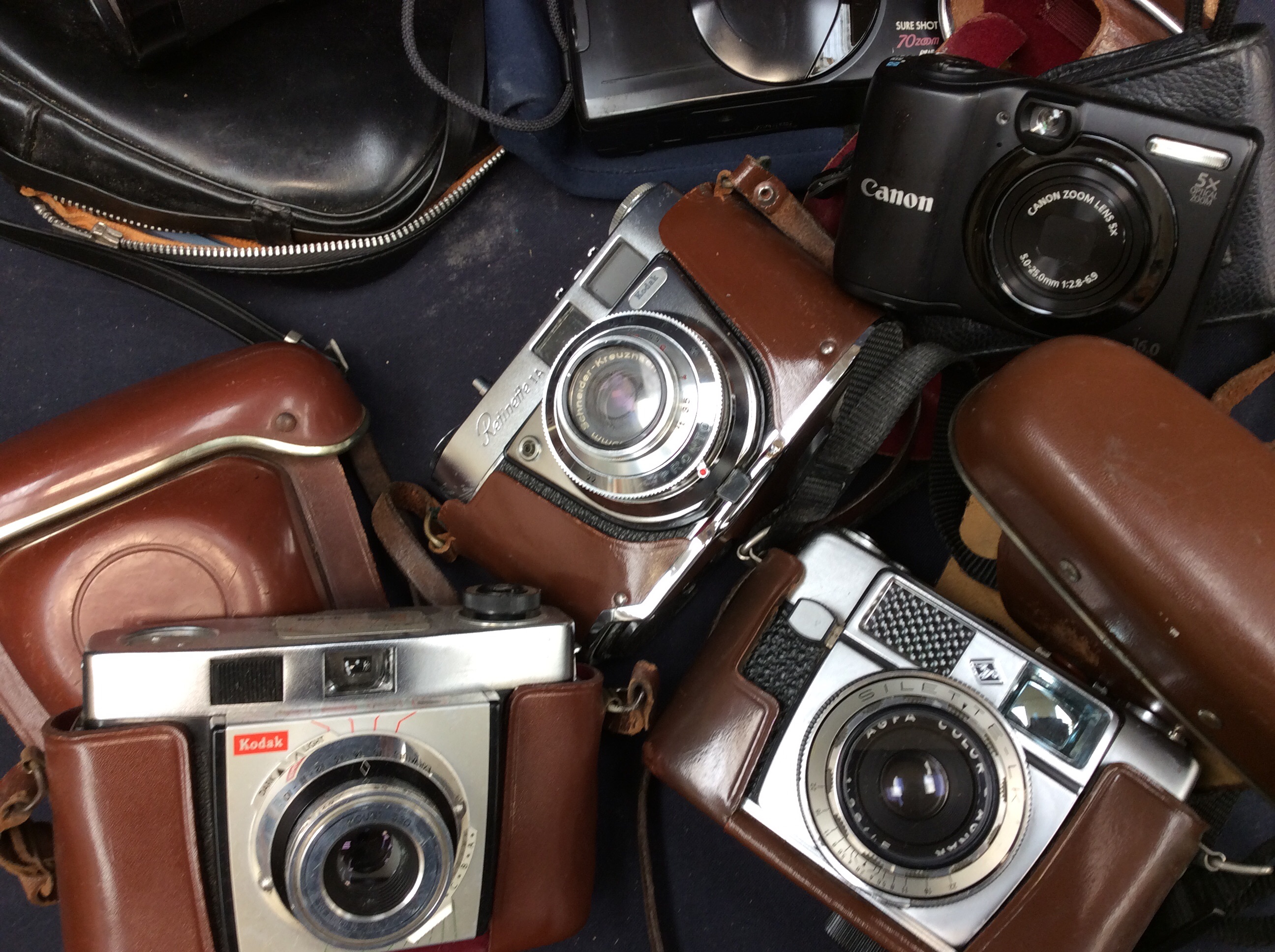 A collection of mid 20th Century cased cameras and a pair of binoculars. - Bild 2 aus 2