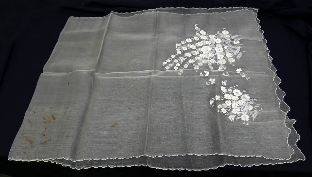 A collection of lace edging in various condition to include a wide deep cream lace piece of strips - Image 4 of 5