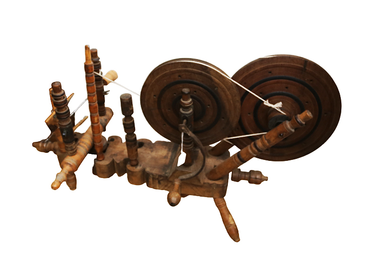 Two antique spinning wheels, a table-top example and a free-standing example. The table-top spinning - Bild 4 aus 5