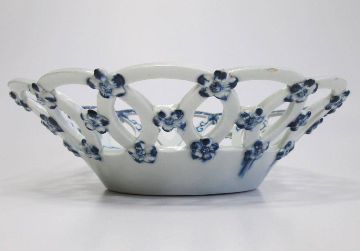 A large Worcester  blue and white round basket printed with the pinecone pattern. Circa 1770 - Image 3 of 4