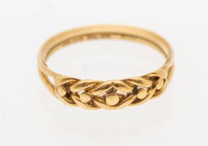 An 18ct gold knot ring, width approx 4mm, size N, weight approx 2.6gms Further details: wear to