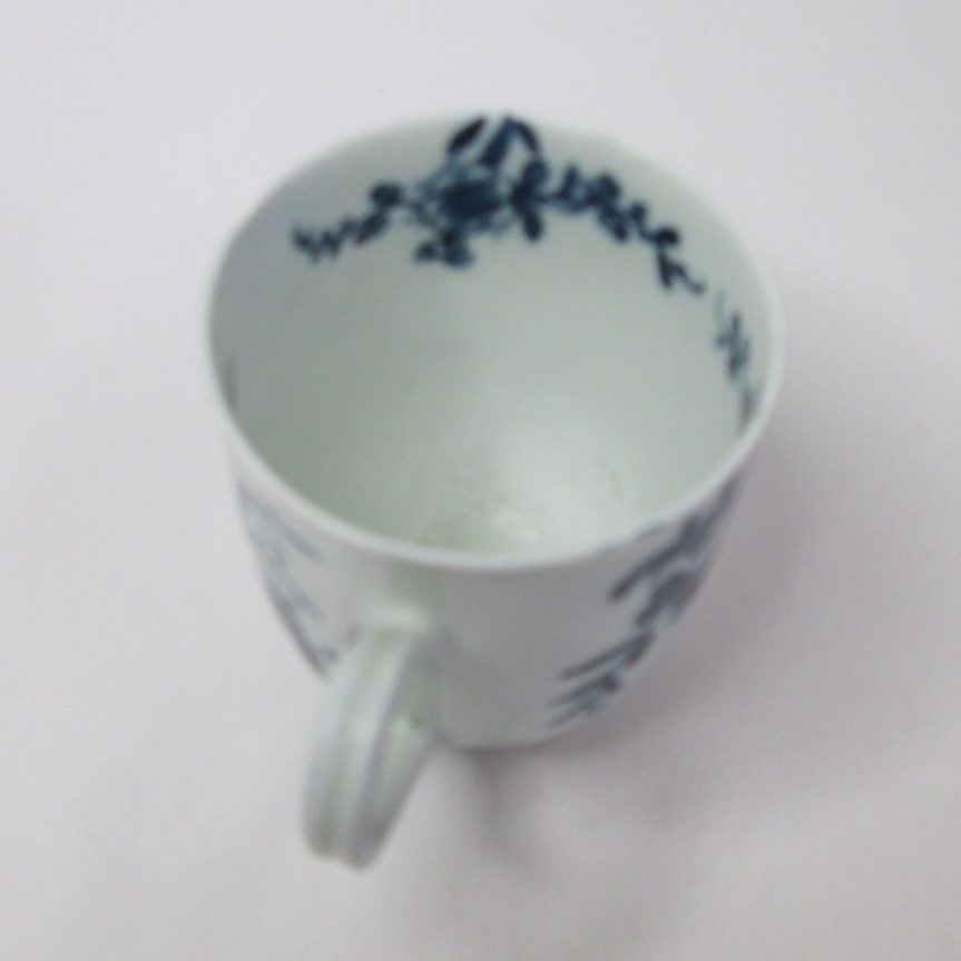 A Worcester blue and white coffee cup painted with the prunus root pattern. Circa; 1760-70 - Image 3 of 4