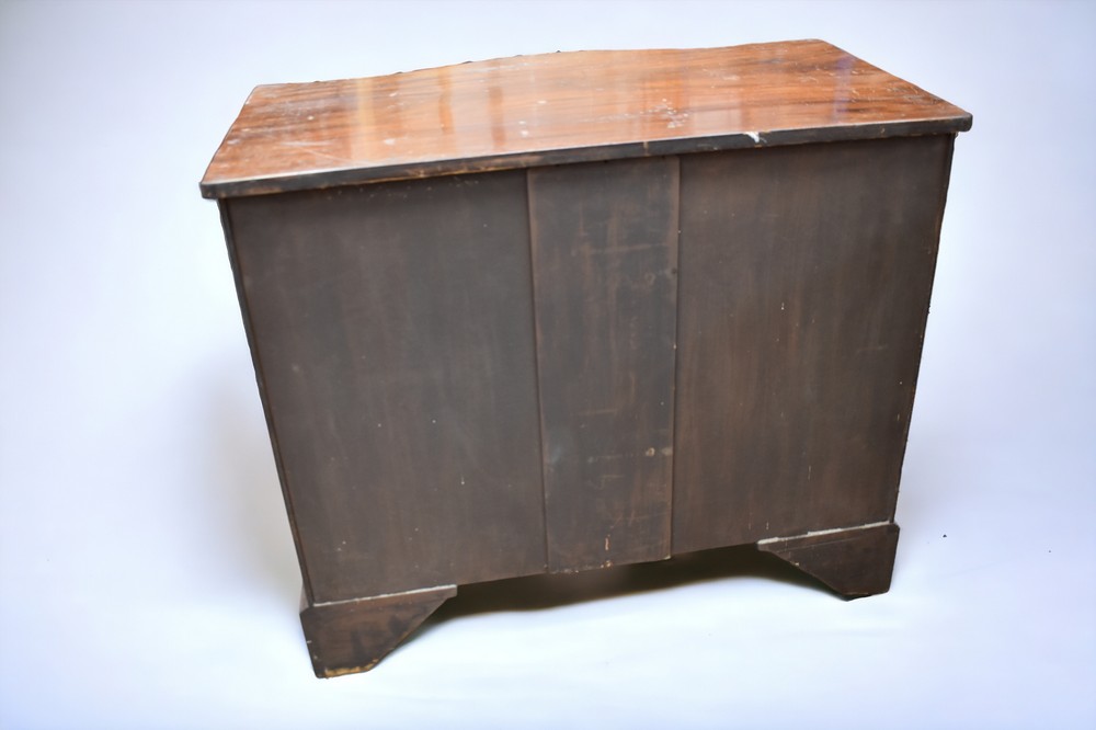 A Georgian serpentine-fronted chest of drawers in mahogany, with condition issues - Image 6 of 6