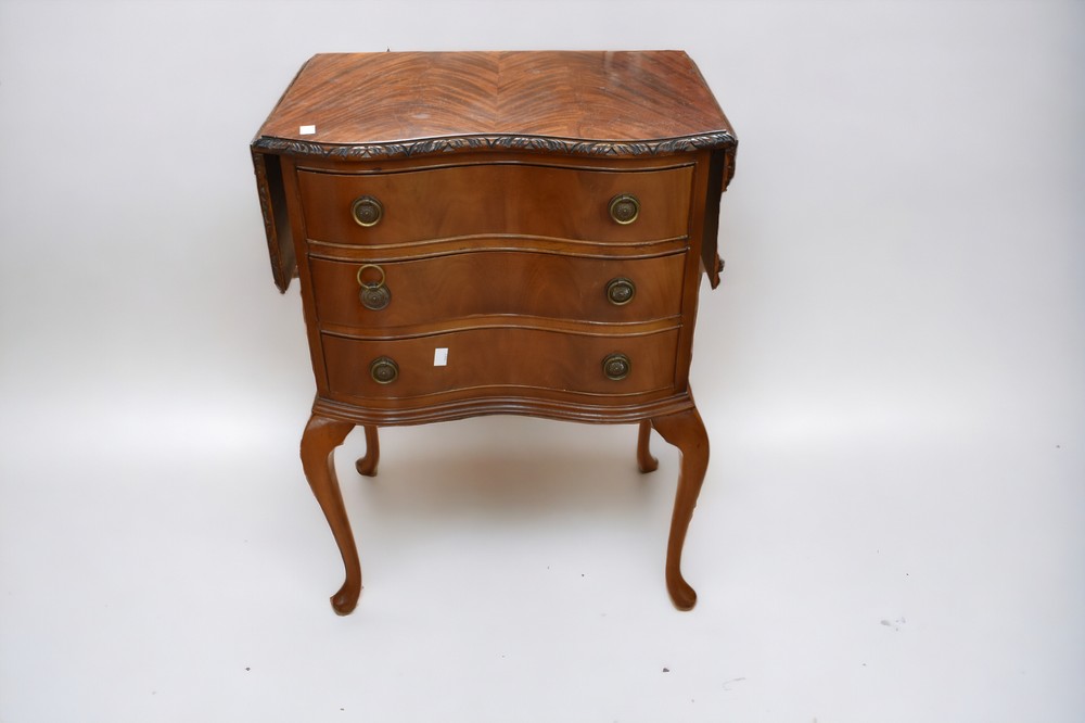 A reproduction mahogany chest on chest along with a matching dropleaf sewing table. - Bild 2 aus 2