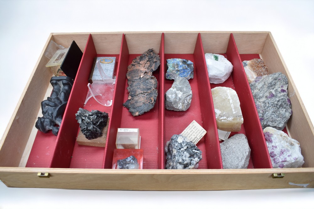 A collection of various rocks and minerals including ruby crystals in granite, azurite, calcite, - Bild 2 aus 2