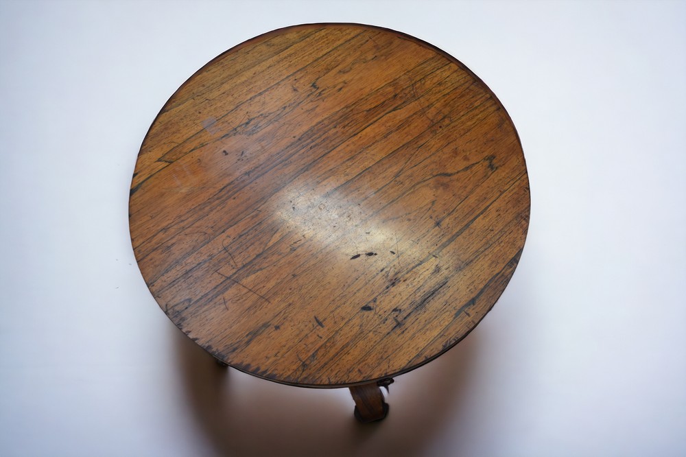 19th Century drum table on tripod base along with a 19th Century carved Indian wine table. - Bild 2 aus 5