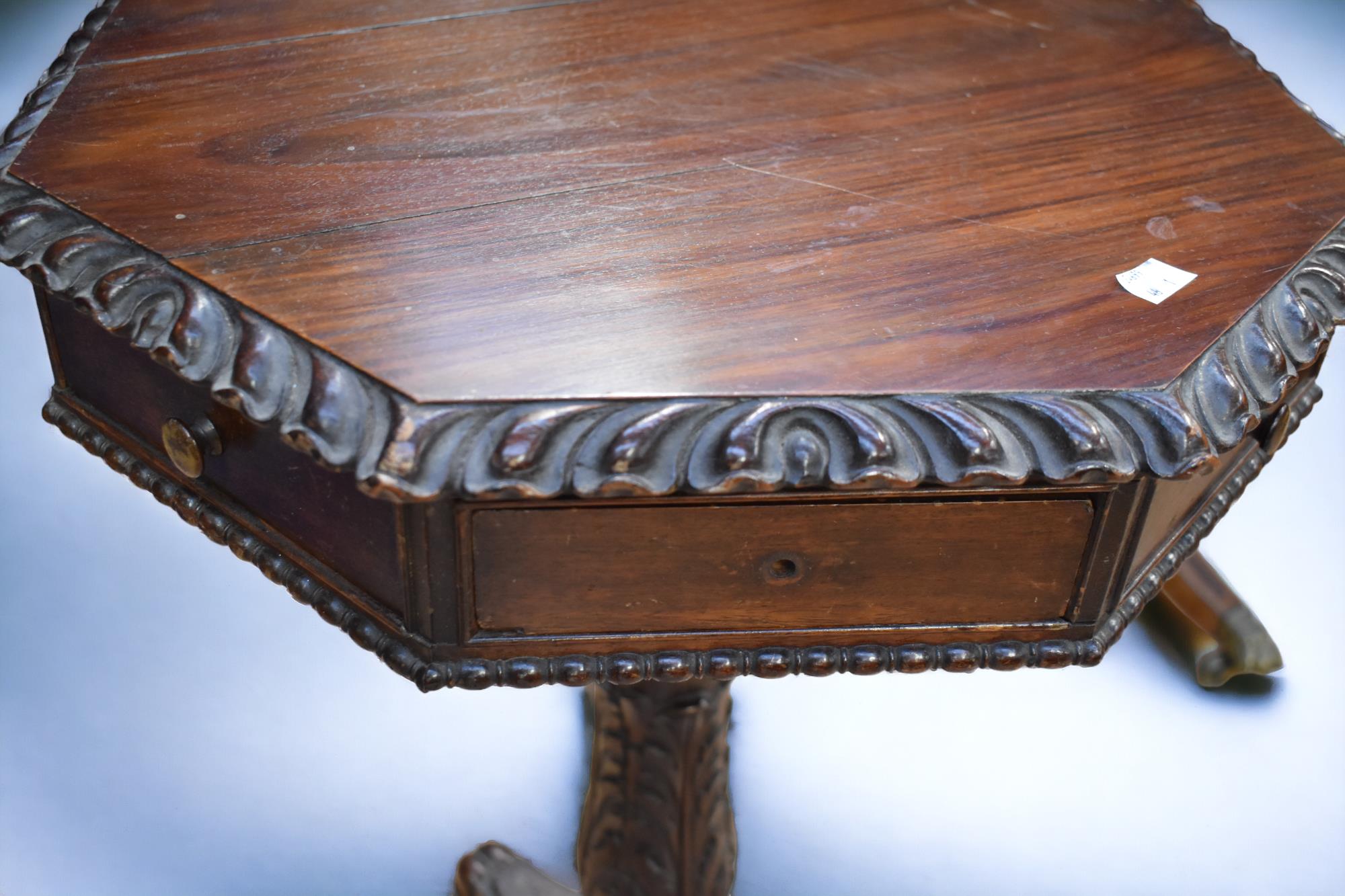 An octagonal occasional table on tripod feet, in mahogany, crack to top, missing one drawer - Bild 3 aus 4