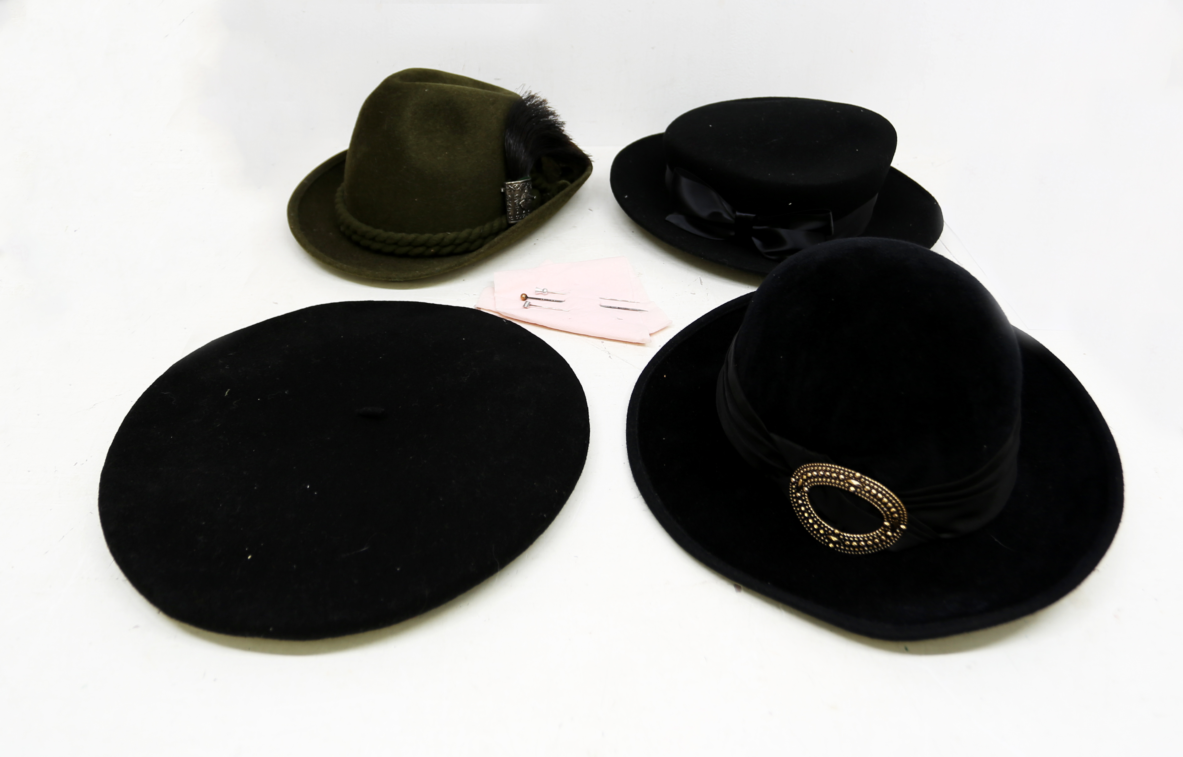 A collection of ladies hats to include au-de-nil coloured picture hat in fine straw with a large - Image 2 of 4