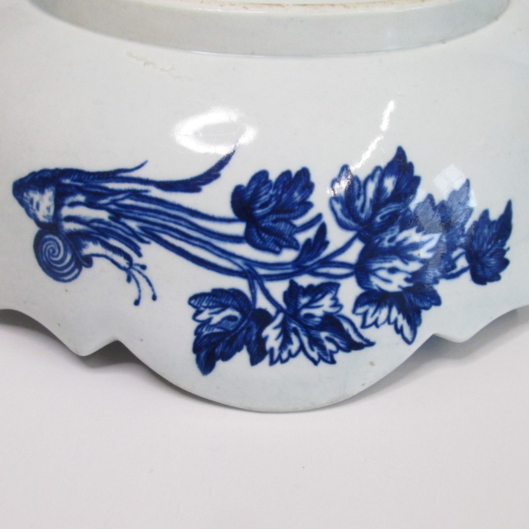 A Worcester Junket dish blue and white printed fir cone, flowers, insects and snail’s pattern. Circa - Image 5 of 7