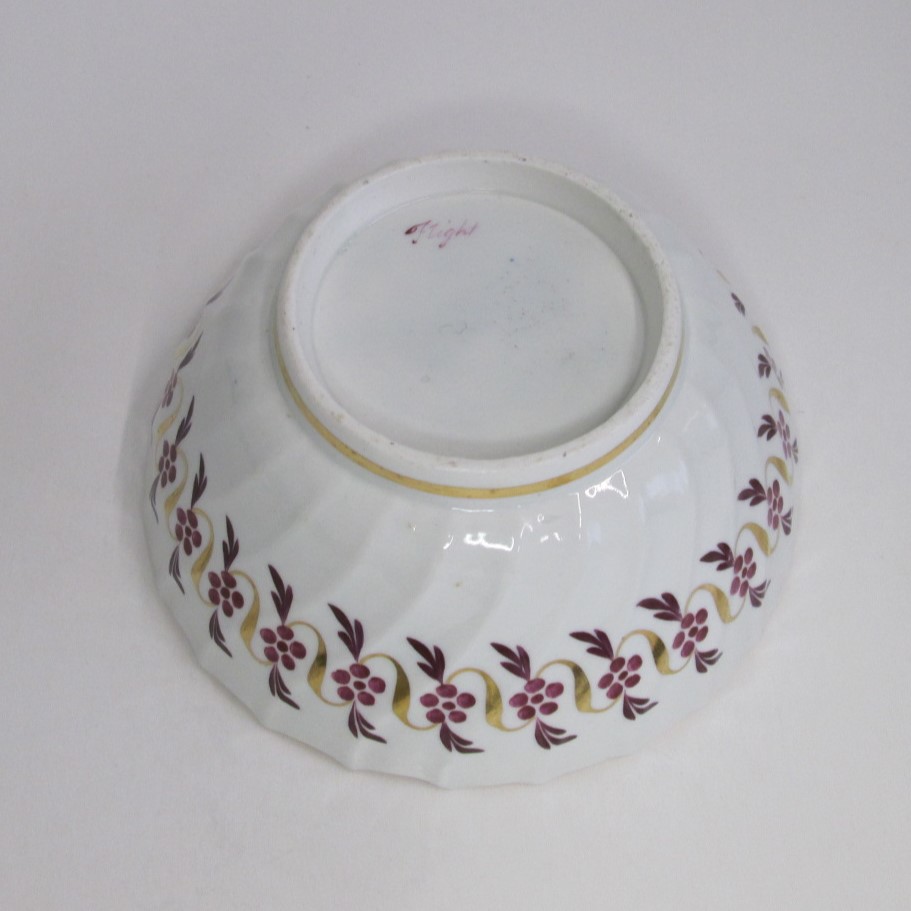 A Worcester Flight Period Fluted Bowl. Decorated with Puce Berries and leaves in a Gilt Swag Border. - Image 3 of 4