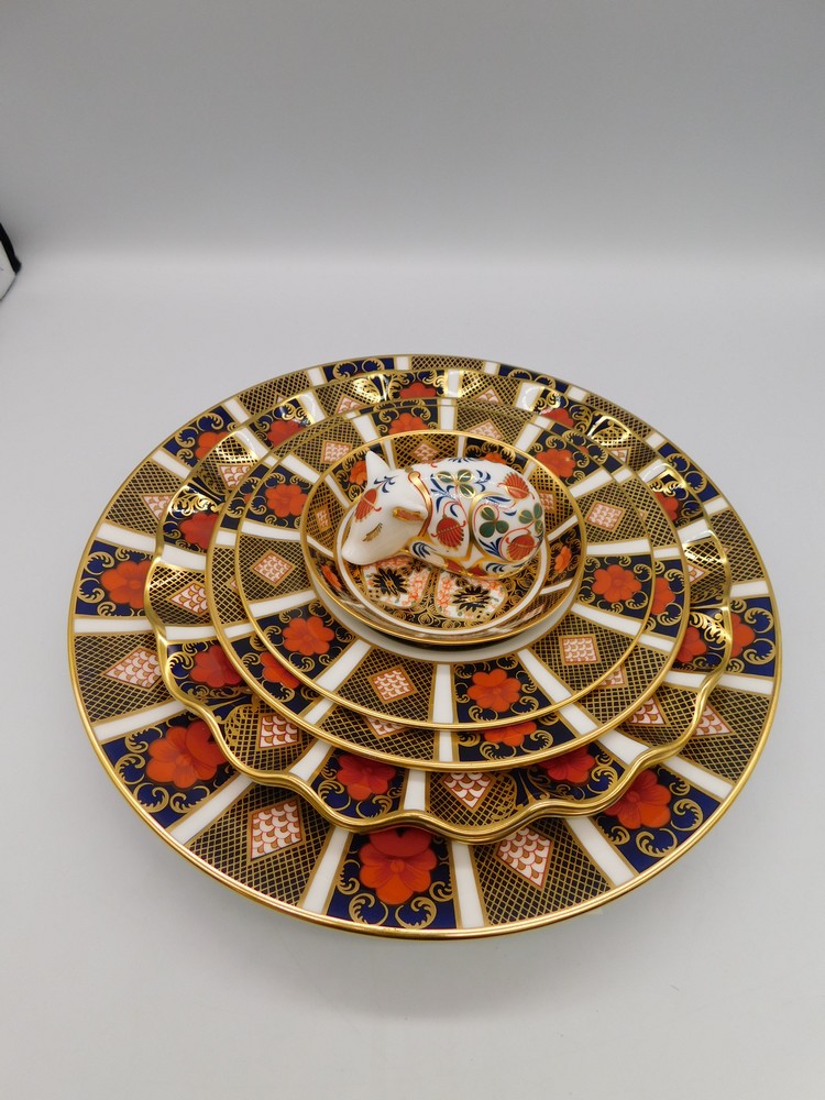 Two Royal Crown Derby 1128 Imari 10 1/2" plates - 2nd quality, two 8 1/2 fluted plates - 2nd