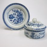 A Worcester blue and white butter tub, cover and stand, printed with the fence pattern. Circa 1770