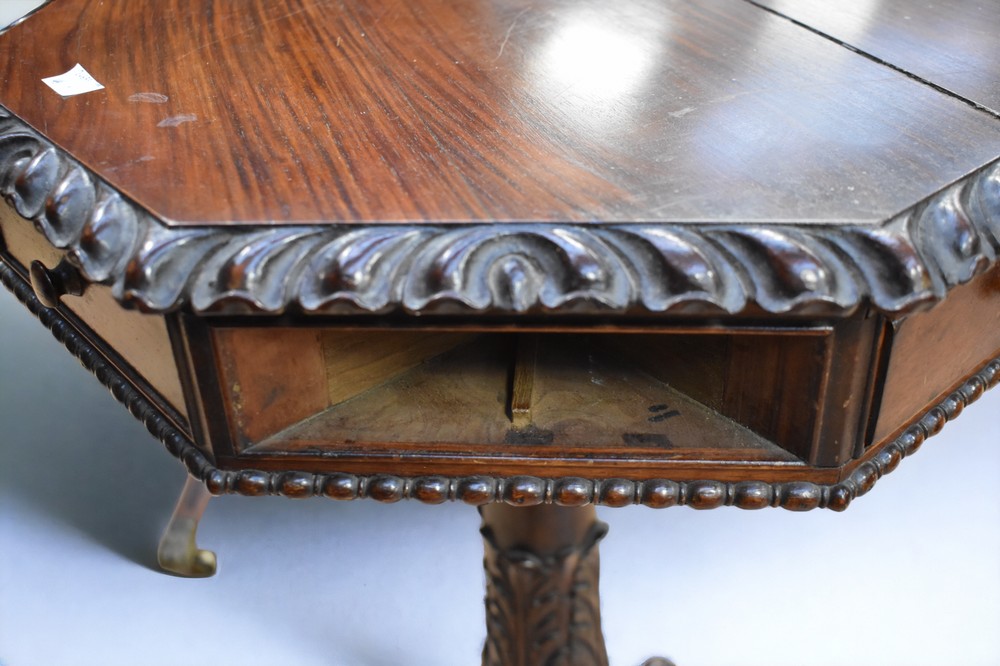 An octagonal occasional table on tripod feet, in mahogany, crack to top, missing one drawer - Bild 4 aus 4