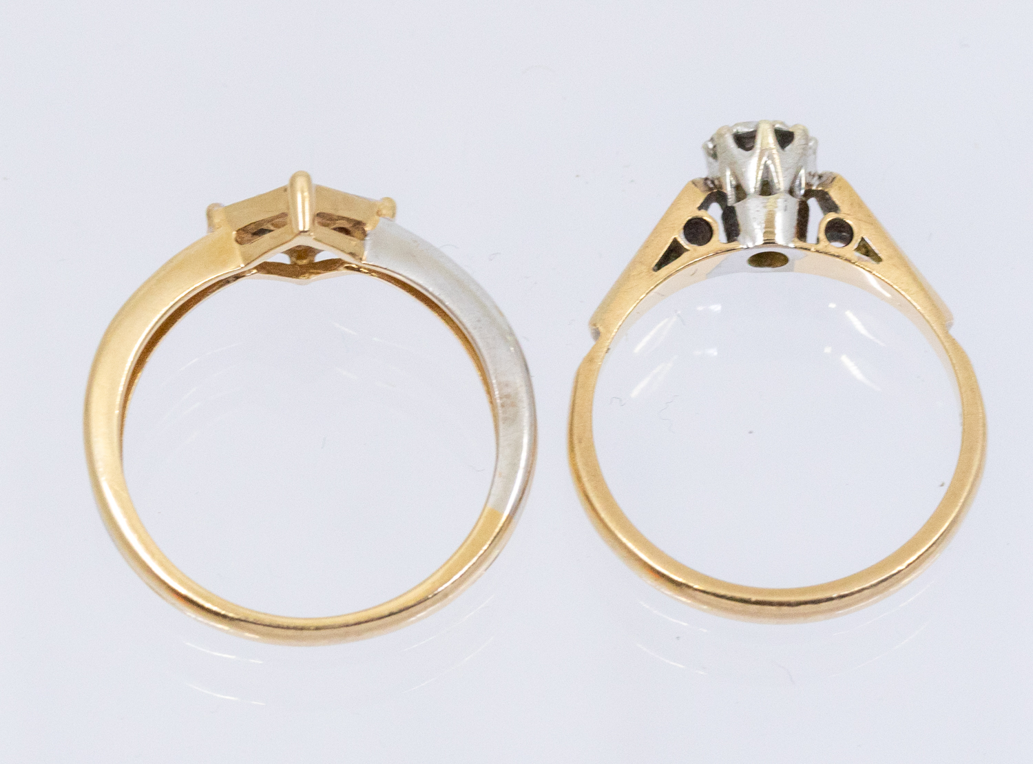 A diamond set two tone 9ct gold ring, comprising a white gold square top grain set with four - Image 2 of 2