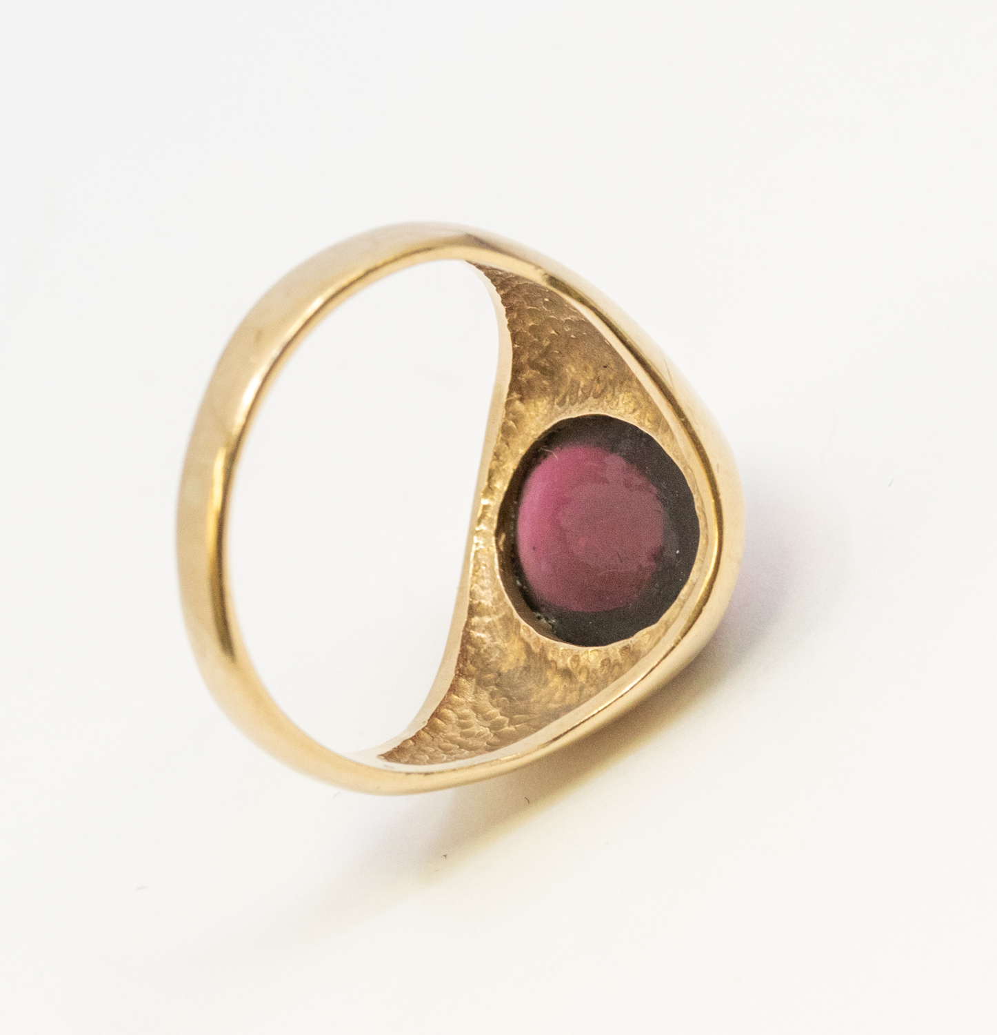 A garnet and 9ct gold dress ring, comprising an oval cabochon cut garnet approx 1x9mm, size R, total - Image 2 of 2