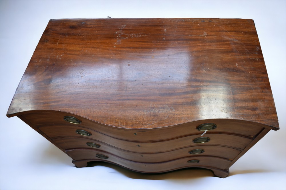 A Georgian serpentine-fronted chest of drawers in mahogany, with condition issues - Image 2 of 6