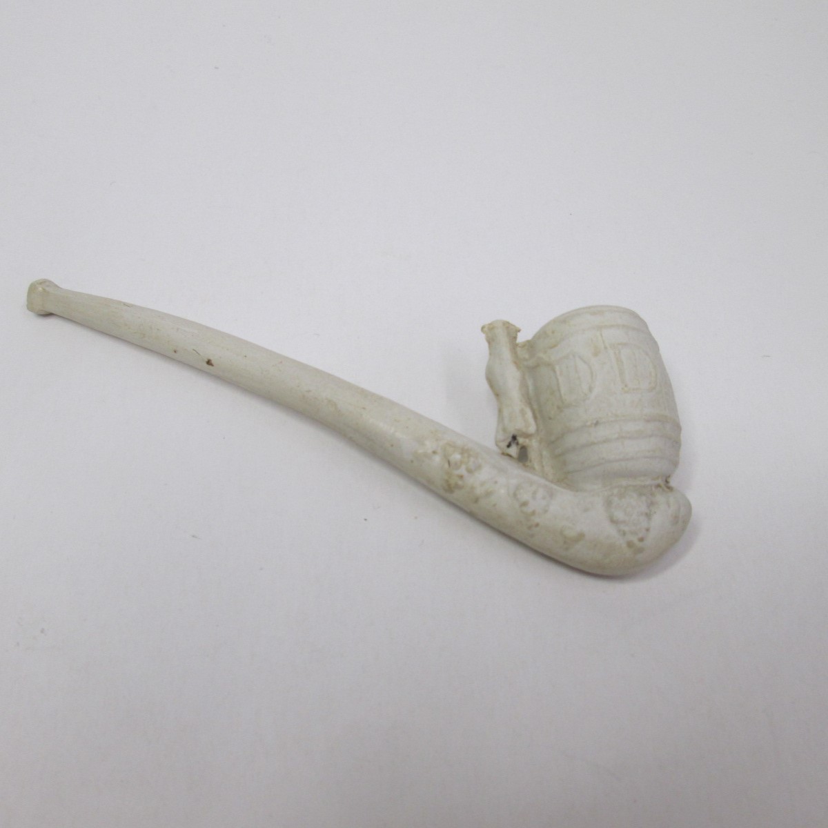 A Clay pipe with a wine barrel marked ‘DD’ and man standing at the side and applied grape - Bild 2 aus 2