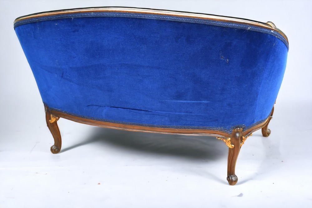 A mid 20th Century Louis XV sofa suite in mahogany and dark blue velvet covering with gilt detail, - Bild 3 aus 4