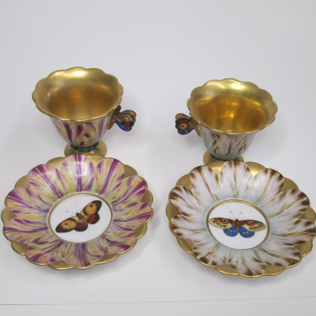 A pair of Continental cups and saucers with butterfly handles and the saucers decorated with - Bild 3 aus 3