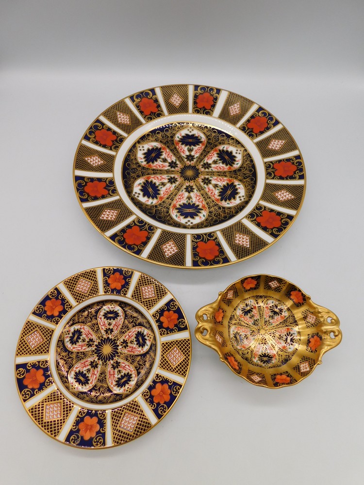 Royal Crown Derby 1128 Imari 10 1/2" plate 2nd quality, along with a 6" plate and 1128 pin dish.