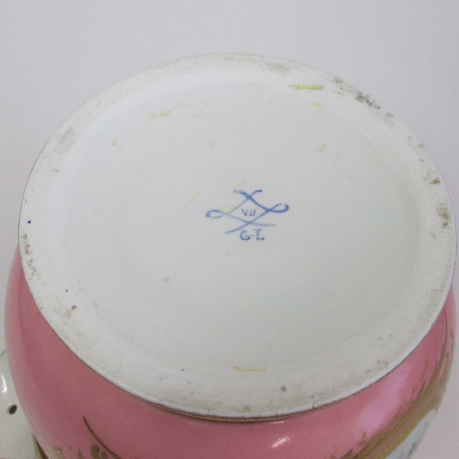 A 19th Century French pink ground porcelain cache pot, painted with a bird scene on one side and a - Image 4 of 5