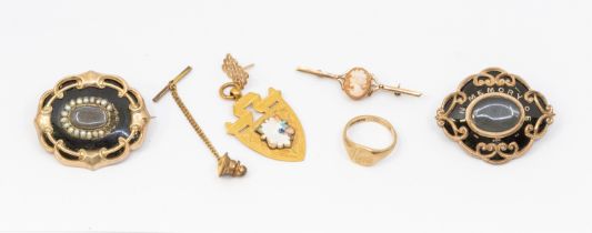 A collection of jewellery to include a 9ct gold fob a/f enamel missing and a 9ct gold pin, 9ct