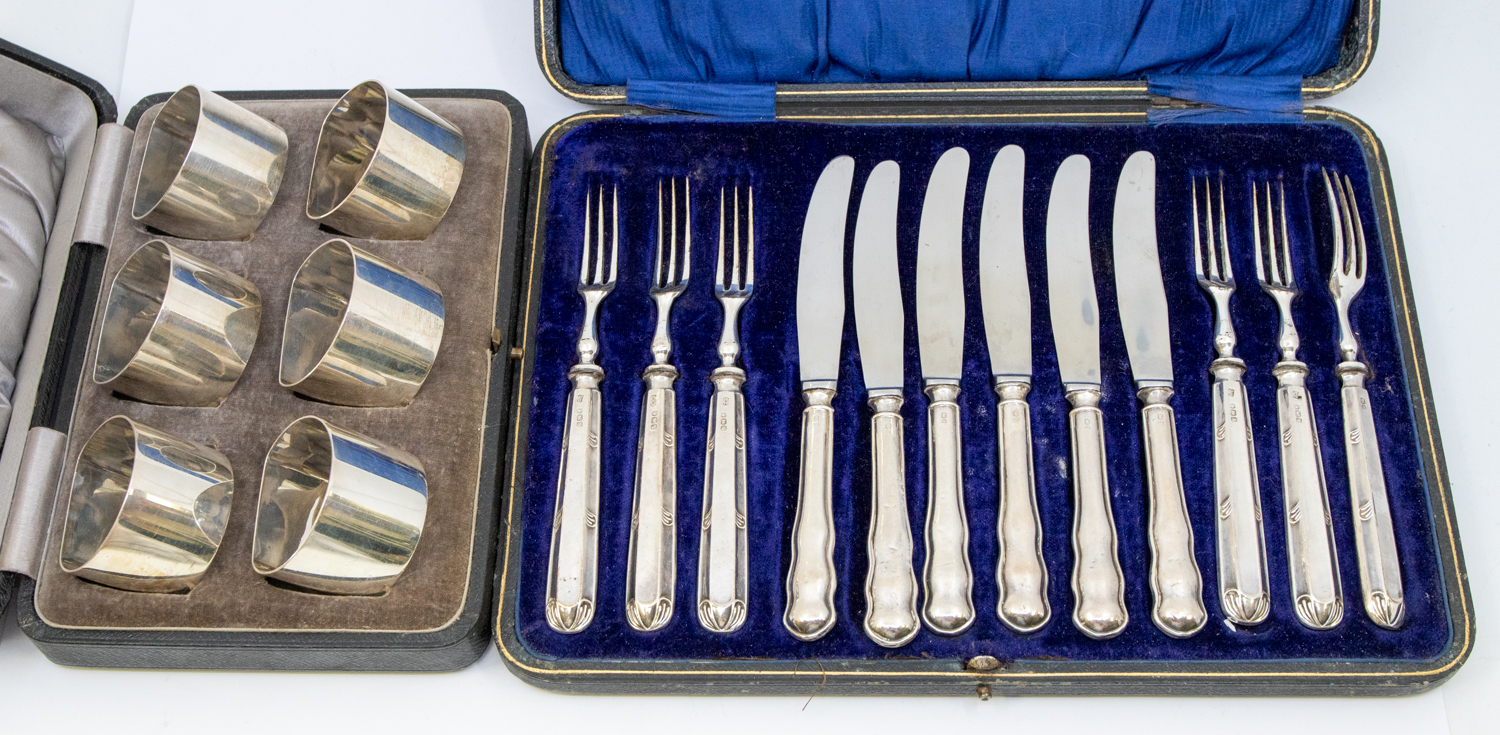 A cased set of six George V silver napkin rings, of plain design with flat bases, hallmarked by GW