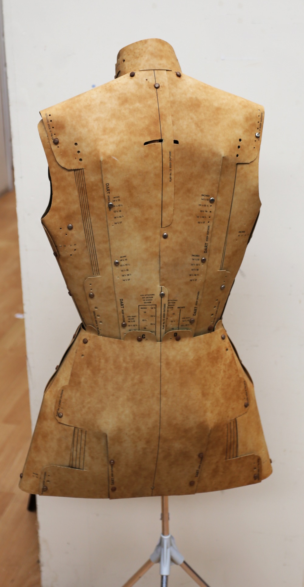 A vintage heavy duty cardboard tailors dummy with measurements printed onto the form, made by - Bild 4 aus 4
